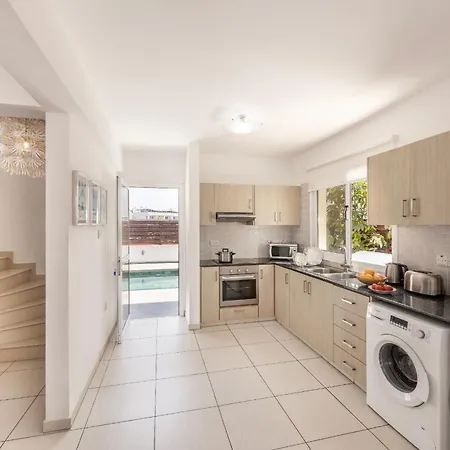 Nissini أيا نابا